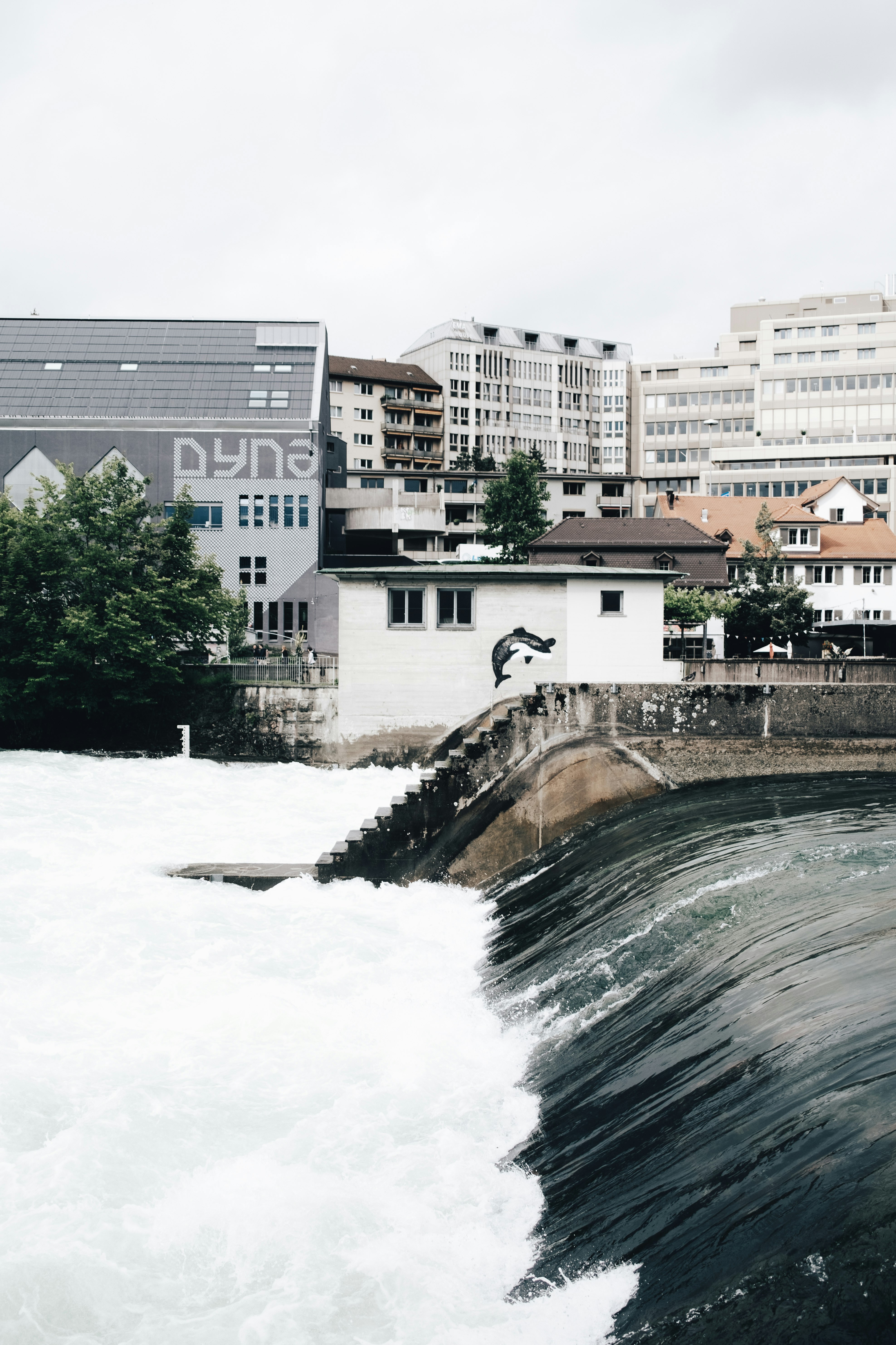 water waves near white concrete building during daytime